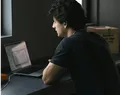 Persona preguntándole a una IA